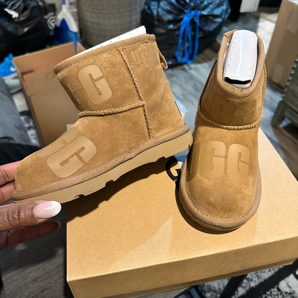 T Classic Mini Scatter Graphic UGG New - Picture 11 of 11